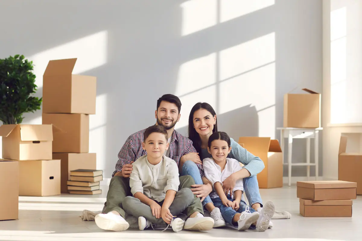 Privatumzug europaweit – Familie beim Kistenpacken